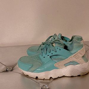 Nike | Blue and White | Size 4 in kids